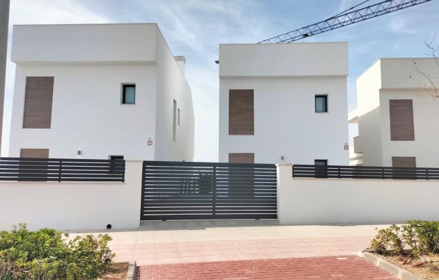 Obra nueva - Adosado - Pilar de la Horadada